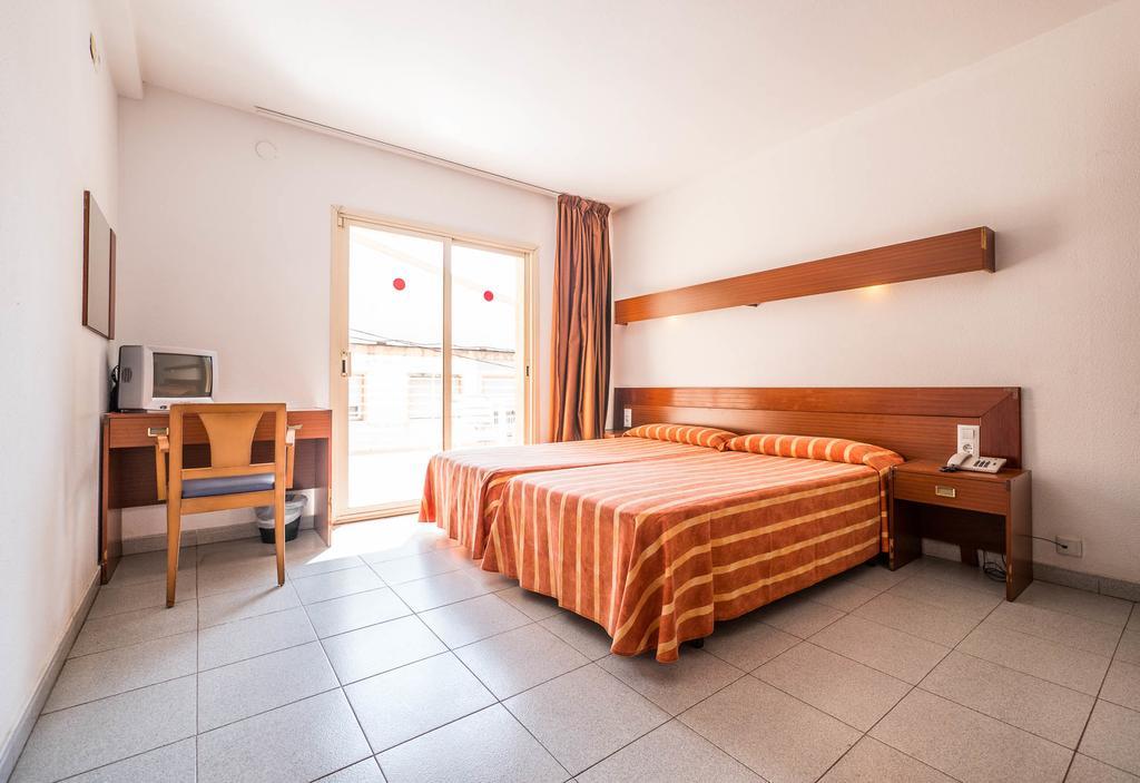 Hotel Checkin Montpalau Пинеда-де-Мар Экстерьер фото