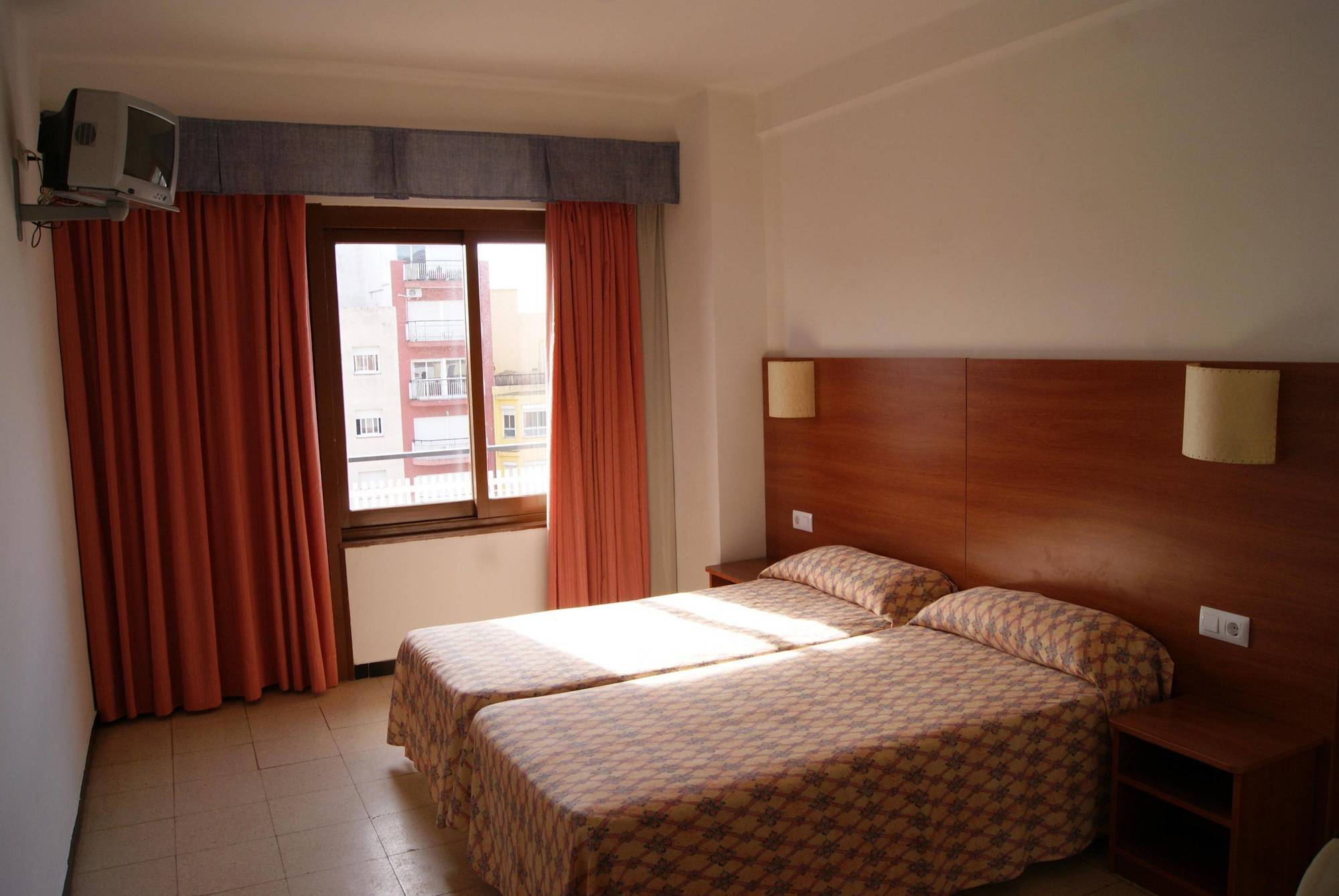 Hotel Checkin Montpalau Пинеда-де-Мар Экстерьер фото